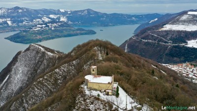 Santuario Santissima Trinità con alle spalle monte isola