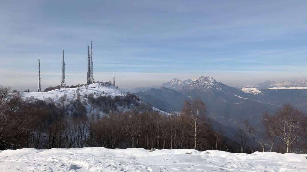 antenne e montagne innevate