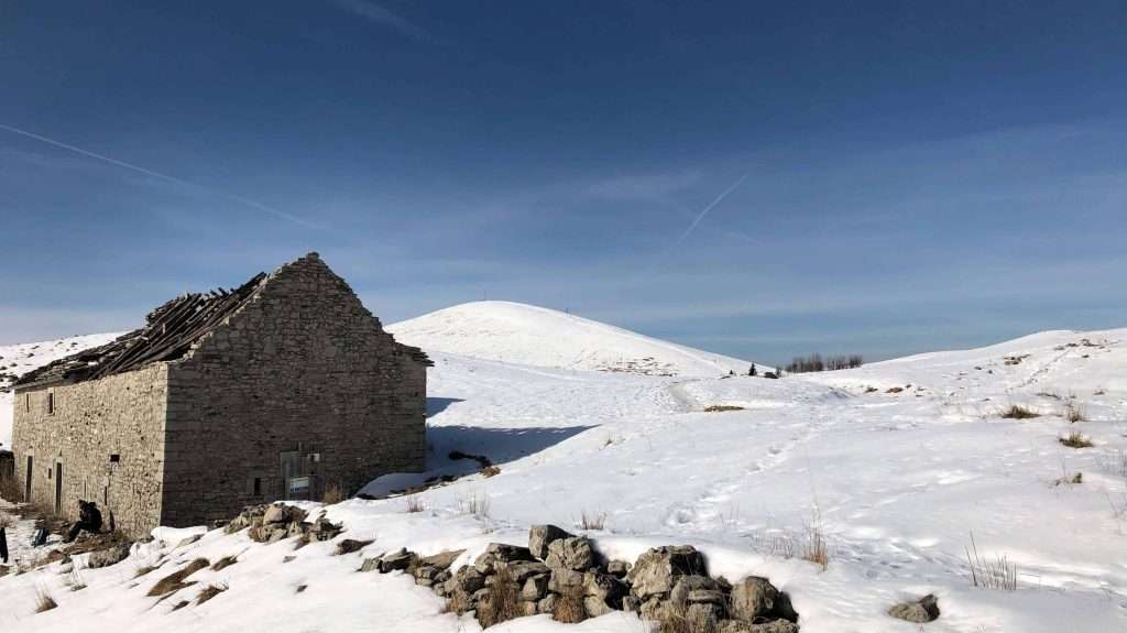 baita innevata sul Monte Linzone