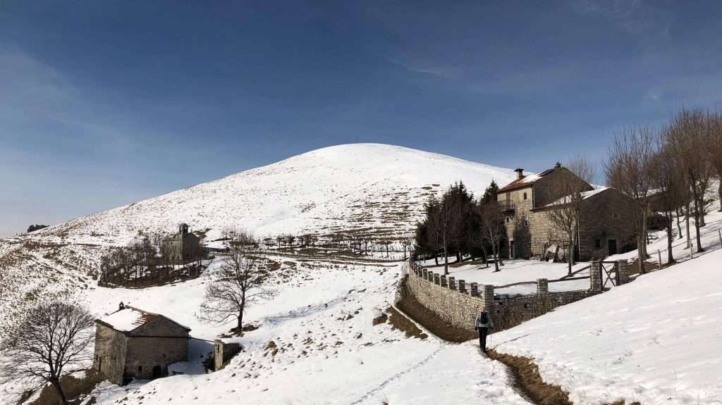 Santuario e vetta innevata