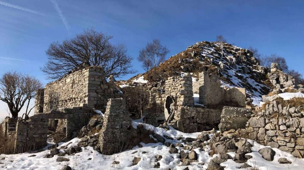 rovine di un edificio sul Monte Linzone