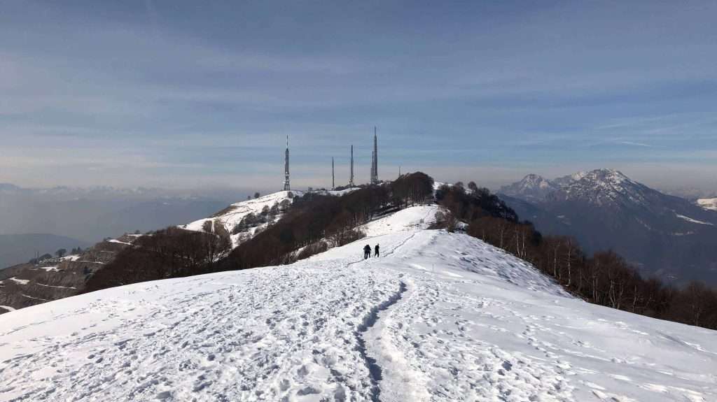 antenne sulla cresta innevata