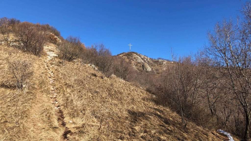 sentiero tra le rocce verso il Canto Alto