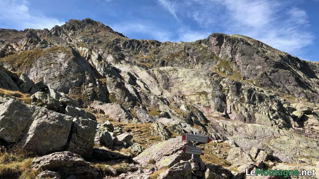 massi e rocce verso la vetta