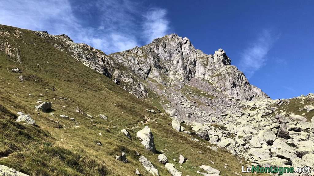 pareti rocciose sopra la valle