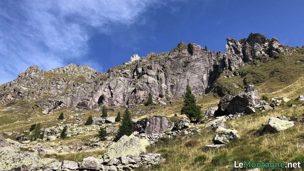 rocce e prati sotto il Pizzo dei Tre Signori