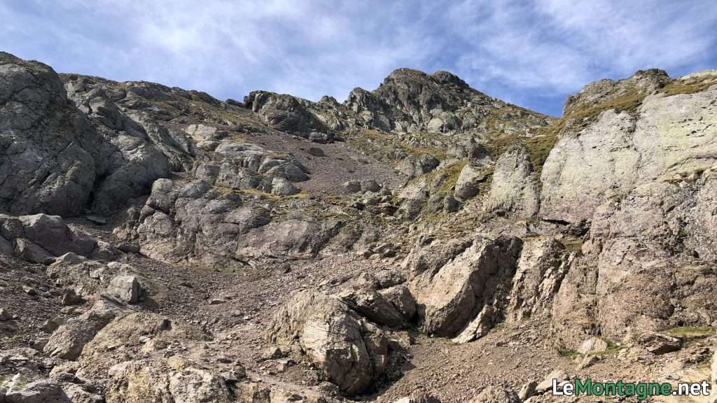 sentiero tra le rocce