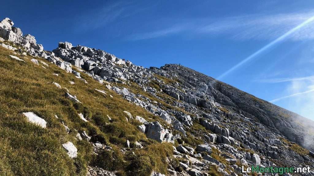 pendio erboso e rocce sotto il Pizzo Arera