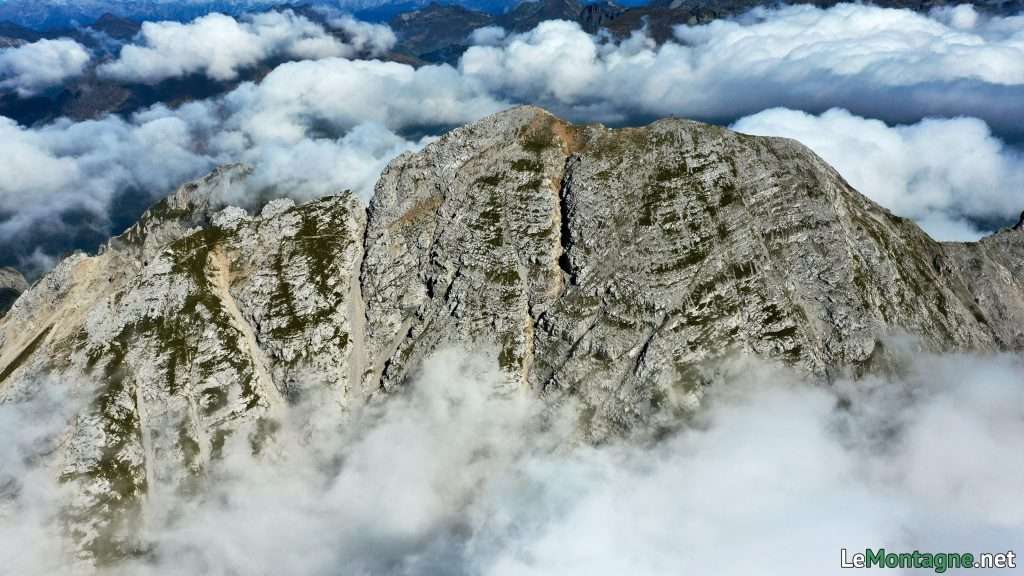 vetta rocciosa tra le nuvole