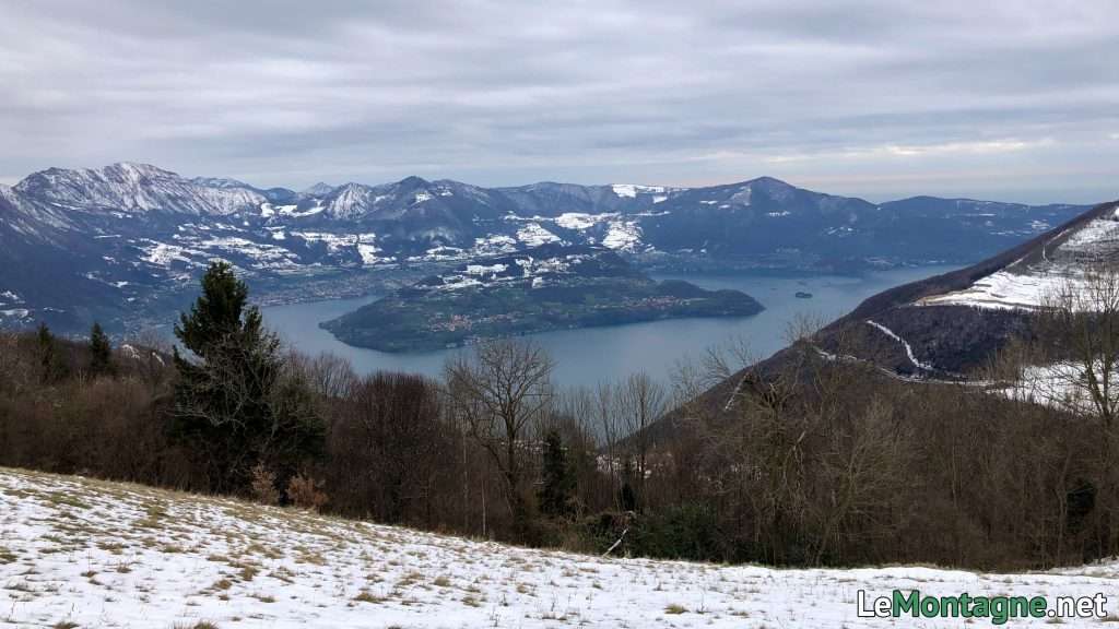 lago d'Iseo dai prati innevati