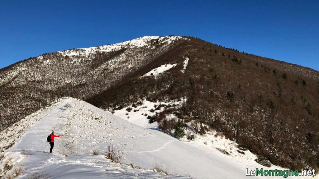 escursionista sulla neve verso la vetta