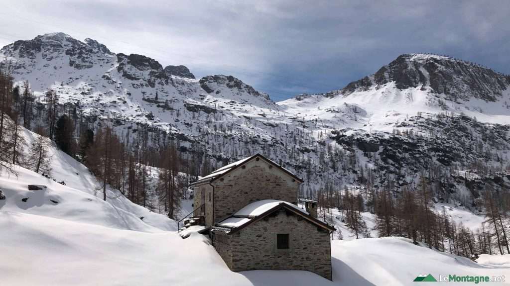 baita innevata verso i Laghi Gemelli