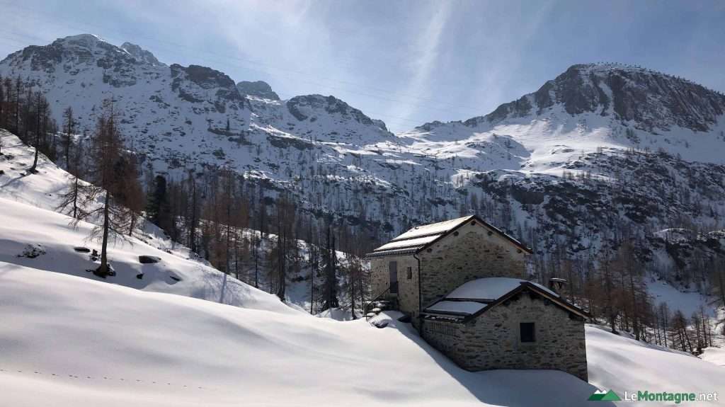 rifugio Laghi Gemelli in inverno