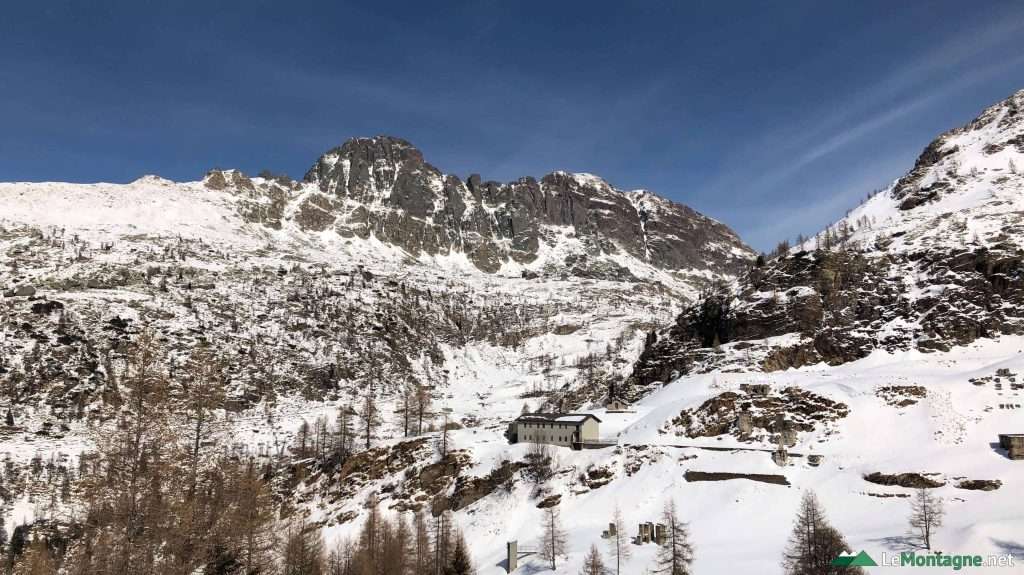 valle innevata verso i Laghi Gemelli