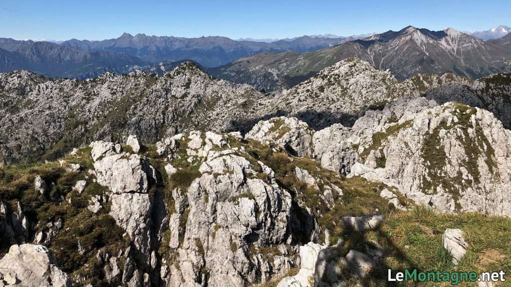 rocce e panorama dalla vetta del Monte Alben