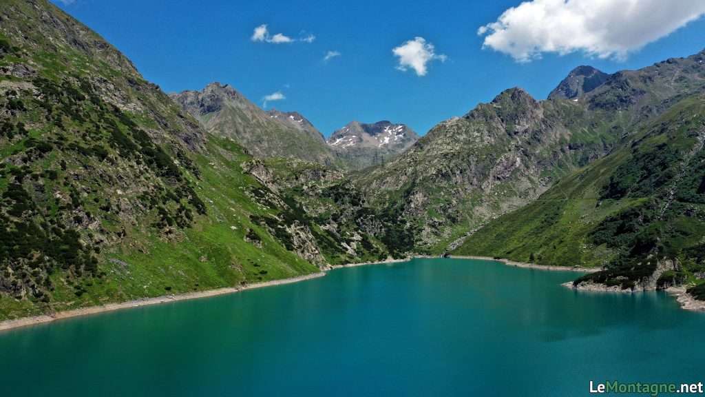 lago del Barbellino circondato dalle montagne