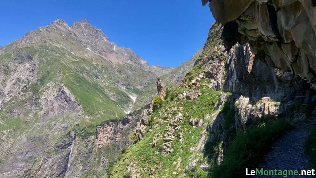 sentiero tra le pareti rocciose verso il rifugio Curò