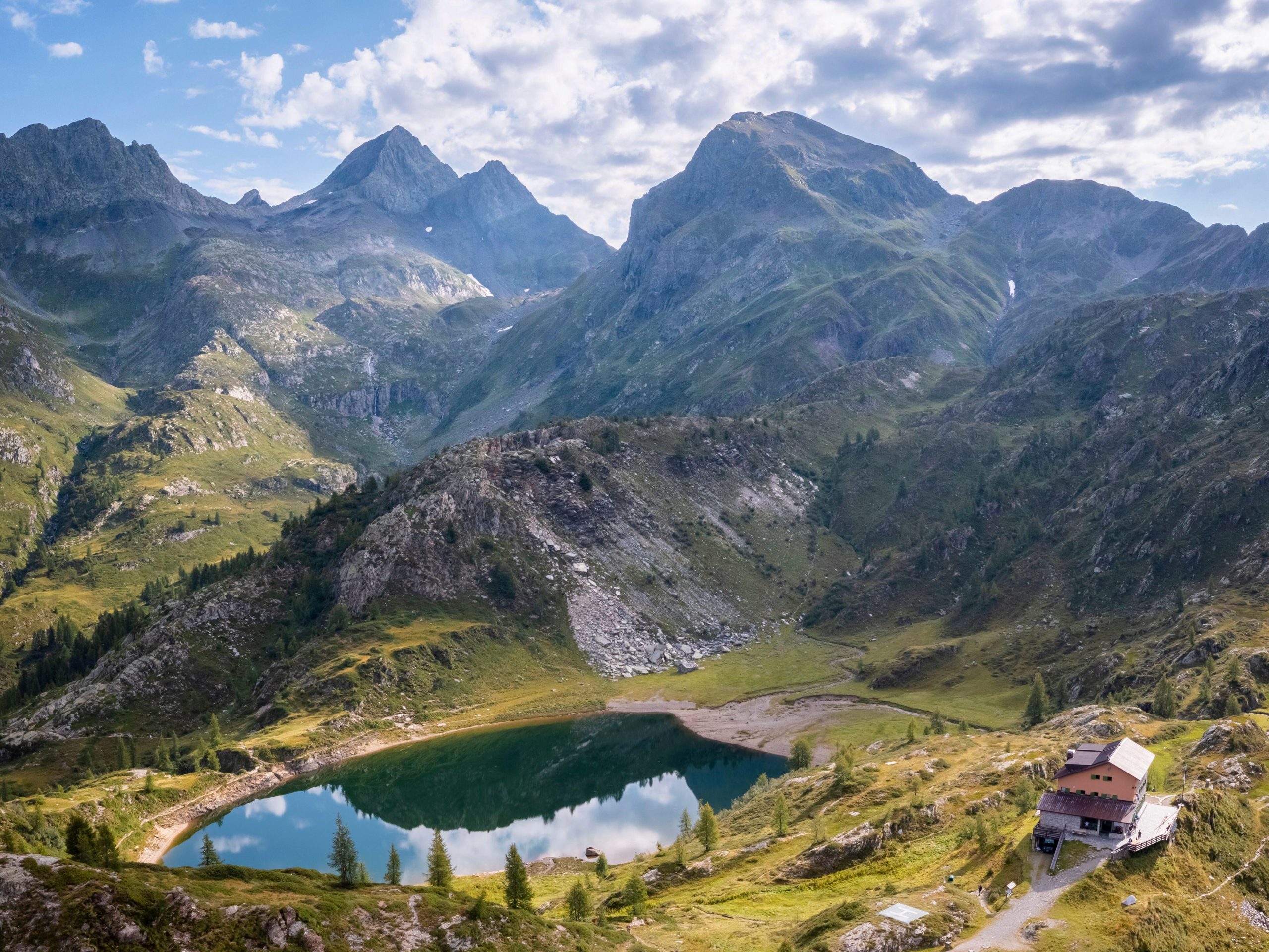 Rifugio Calvi e Lago Rotondo. Carona, Val Brembana, Alpi Orobie.