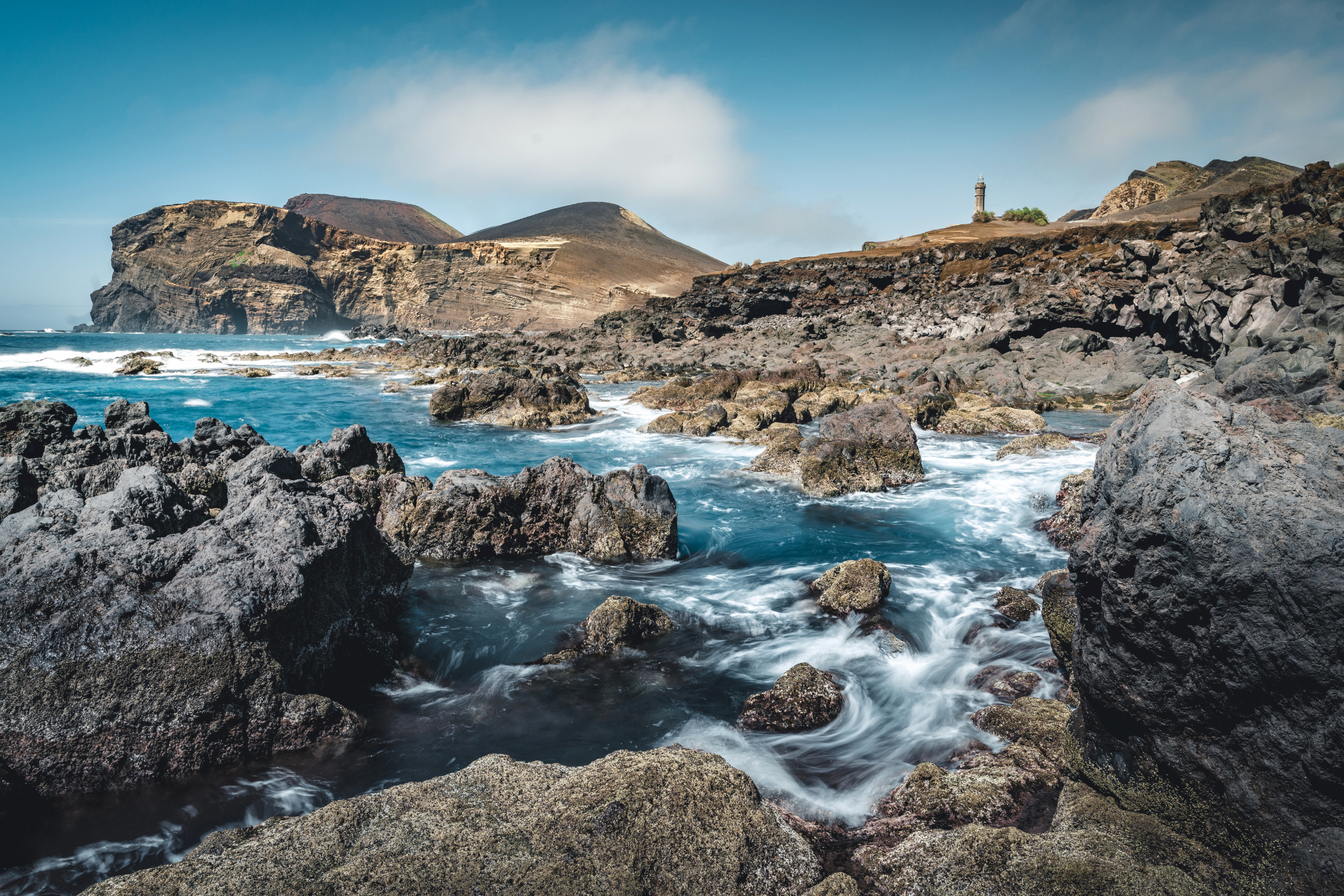 Vista sul vulcano di Capelinhos volcano e il relativo faro, Azzorre.