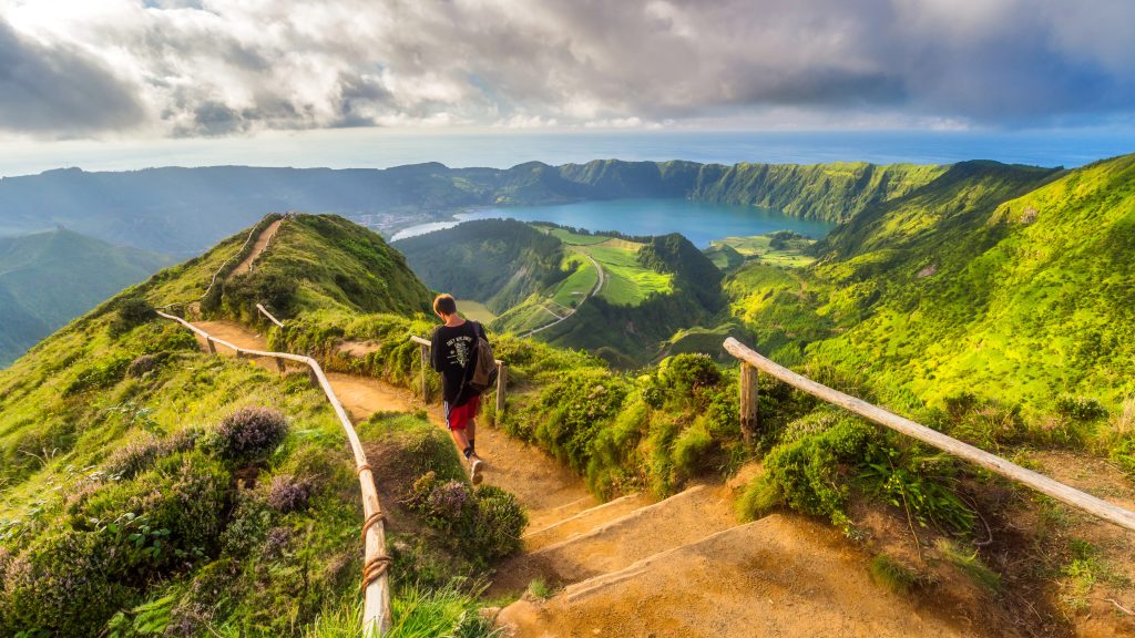 Lago di Sete Cidades vicino a Miradouro, isola di Sao Miguel, Azzorre, Portogallo.