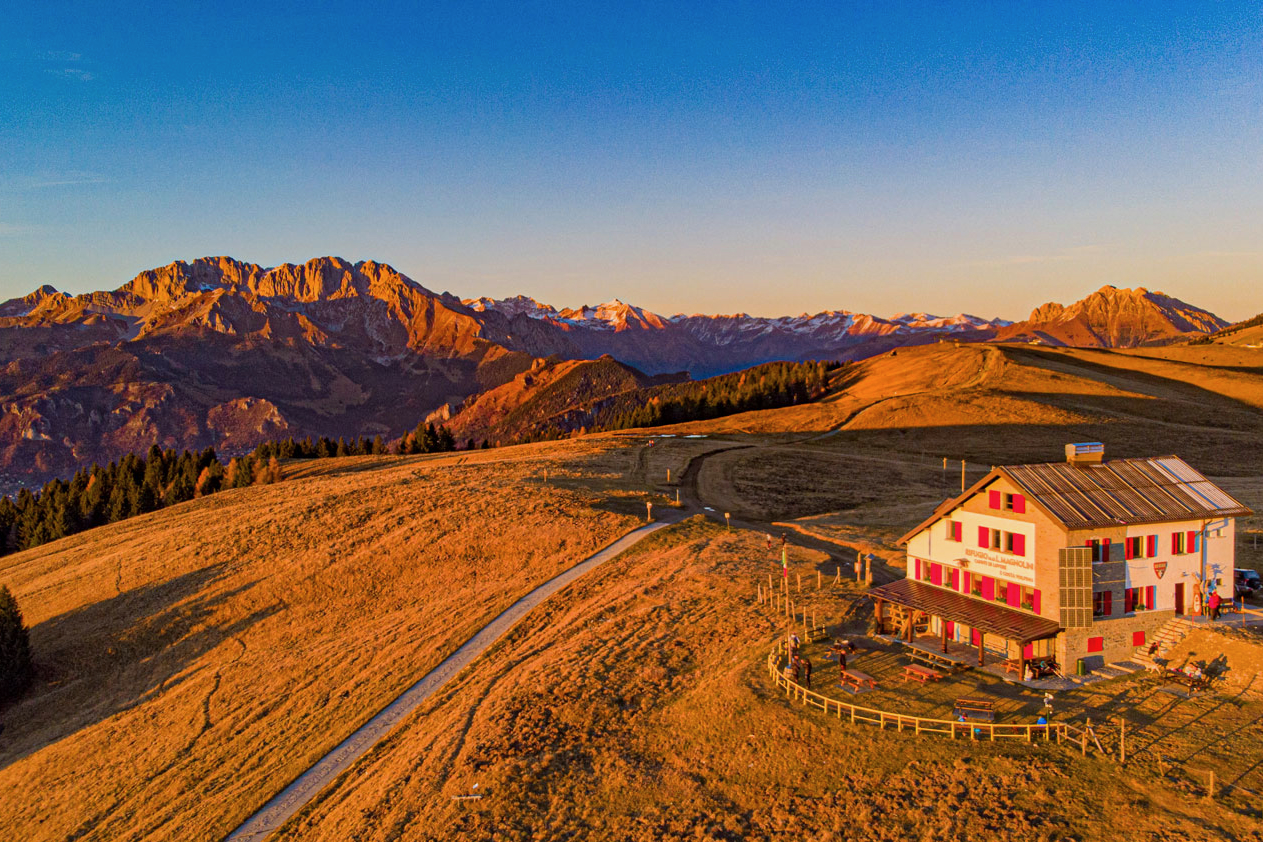 rifugio magnolini con la presolana sullo sfondo