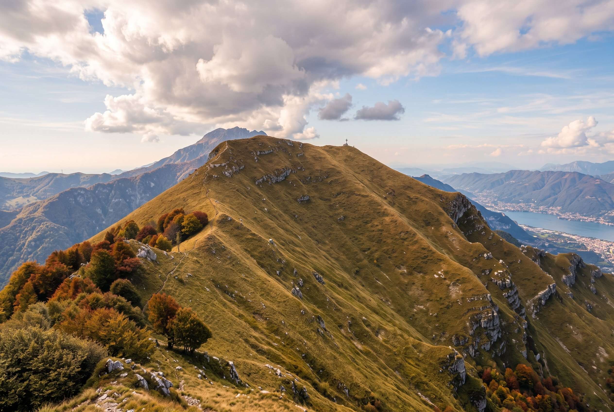 monte due mani - 1 Cresta erbosa verso la croce di vetta del Monte Due Mani in autunno